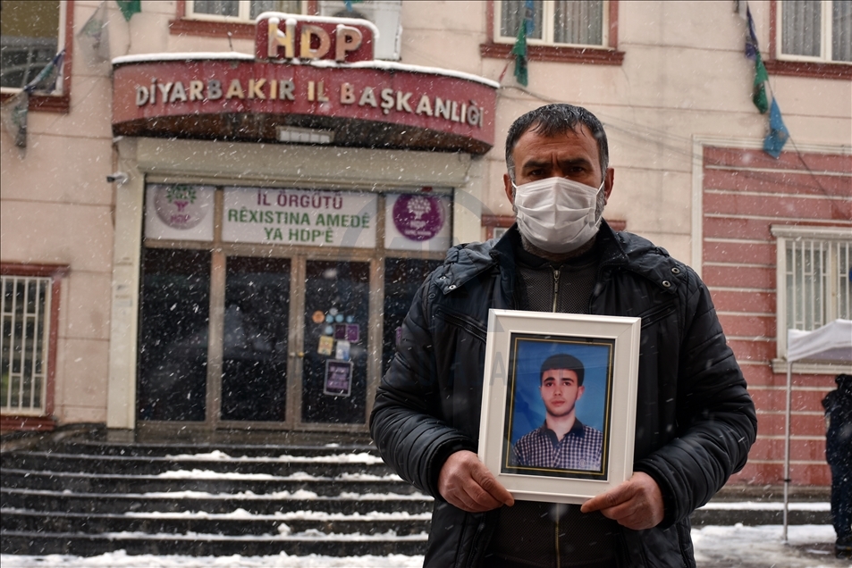 Nobeta ewladan a dayikên Diyarbekirê di bin berfa dibare da dewam dike