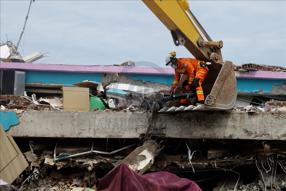 Tim SAR lanjutkan operasi SAR korban gempa di Mamuju