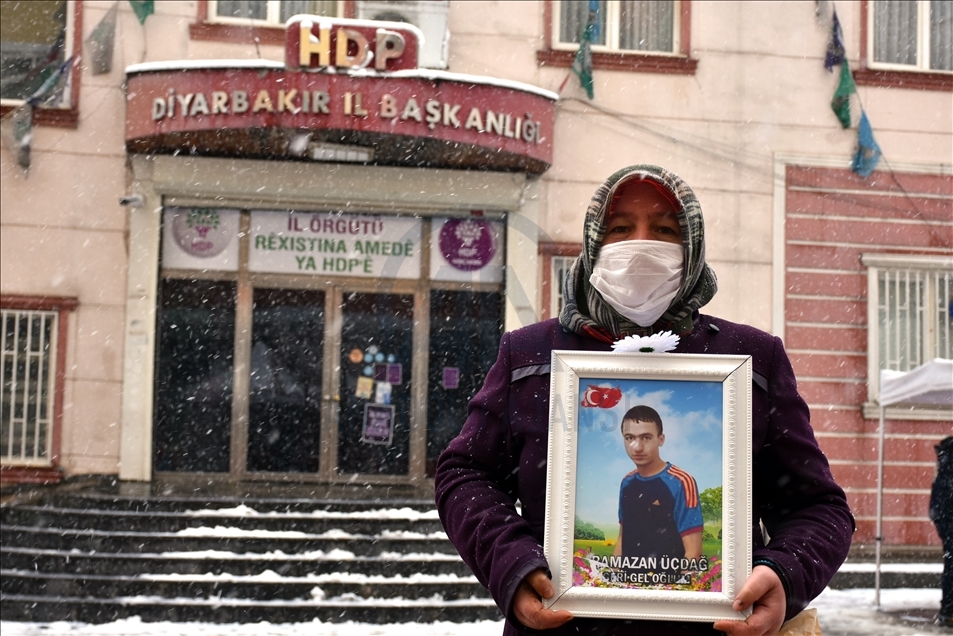 Nobeta ewladan a dayikên Diyarbekirê di bin berfa dibare da dewam dike