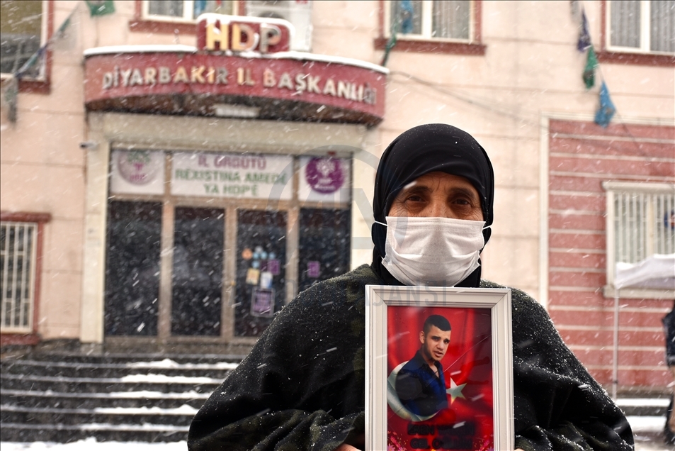 Nobeta ewladan a dayikên Diyarbekirê di bin berfa dibare da dewam dike