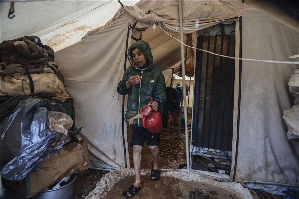 Les tentes de 50 mille civils d’Idleb inondées