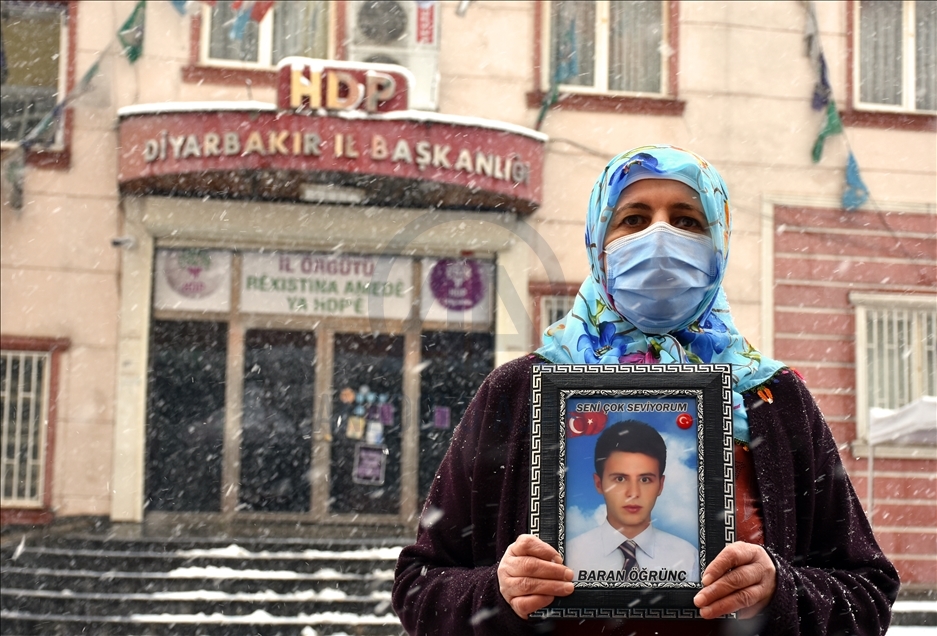 Nobeta ewladan a dayikên Diyarbekirê di bin berfa dibare da dewam dike