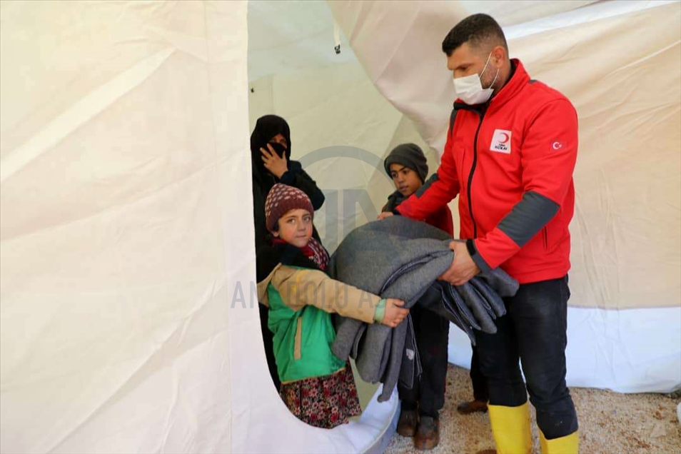 الهلال الأحمر التركي يغيث المتضررين من الأمطار بمخيمات إدلب