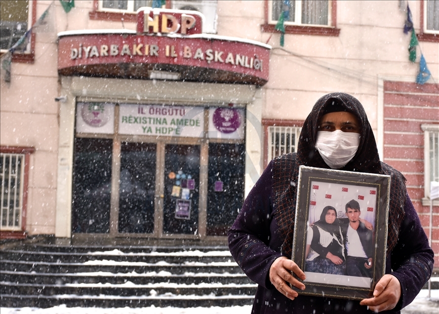 Nobeta ewladan a dayikên Diyarbekirê di bin berfa dibare da dewam dike