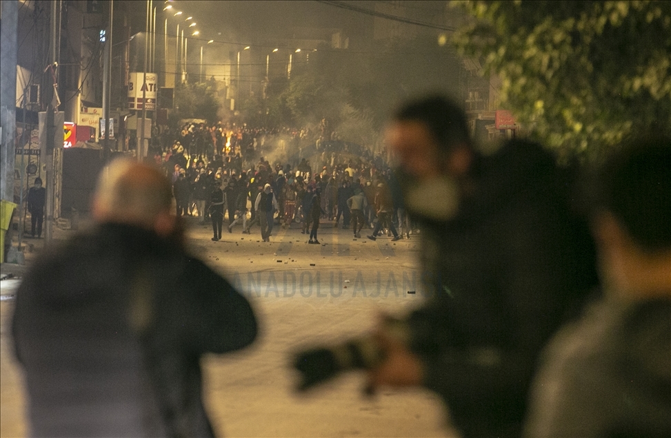 Tunus'ta Kovid-19 tedbirleri kapsamındaki sokağa çıkma yasağına karşı protestolar sürüyor
