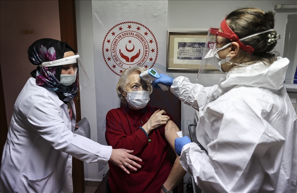 آغاز روند واکسیناسیون کرونا در مراکز نگهداری سالمندان در ترکیه
