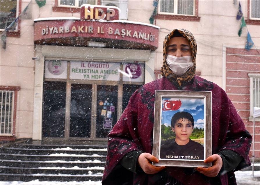Nobeta ewladan a dayikên Diyarbekirê di bin berfa dibare da dewam dike