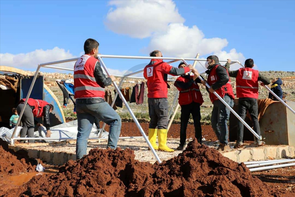 الهلال الأحمر التركي يغيث المتضررين من الأمطار بمخيمات إدلب