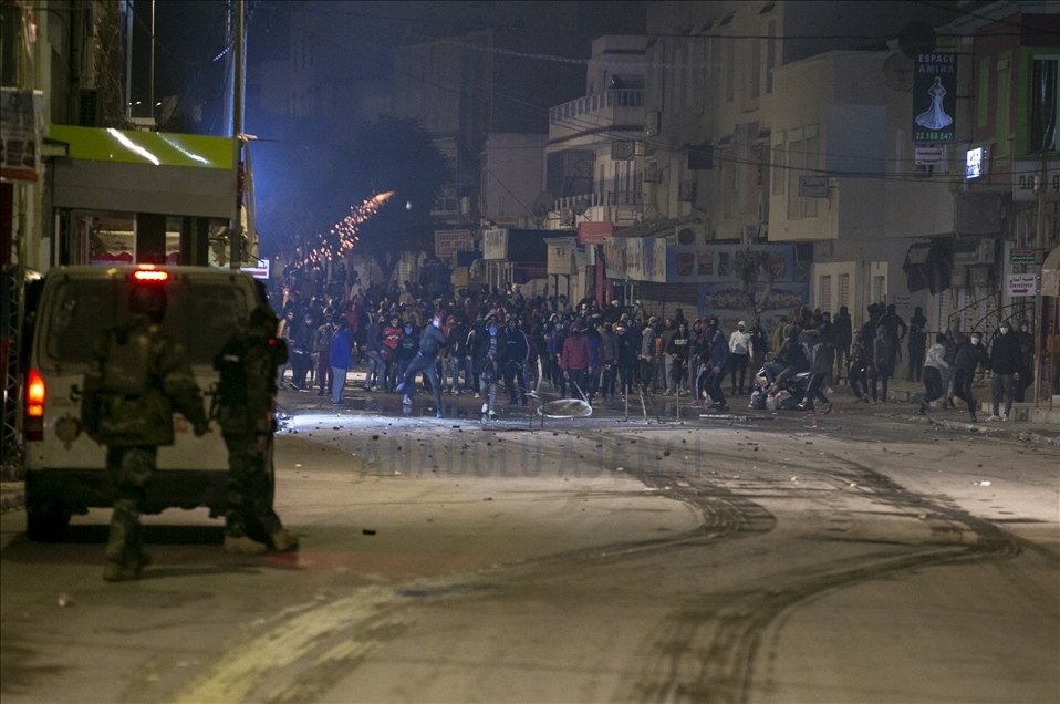 Tunus'ta Kovid-19 tedbirleri kapsamındaki sokağa çıkma yasağına karşı protestolar sürüyor