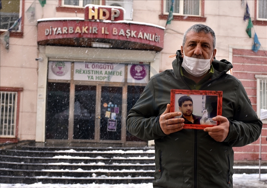 Nobeta ewladan a dayikên Diyarbekirê di bin berfa dibare da dewam dike