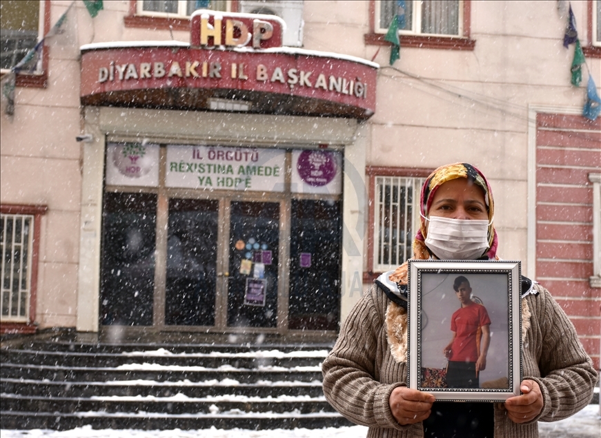 Nobeta ewladan a dayikên Diyarbekirê di bin berfa dibare da dewam dike