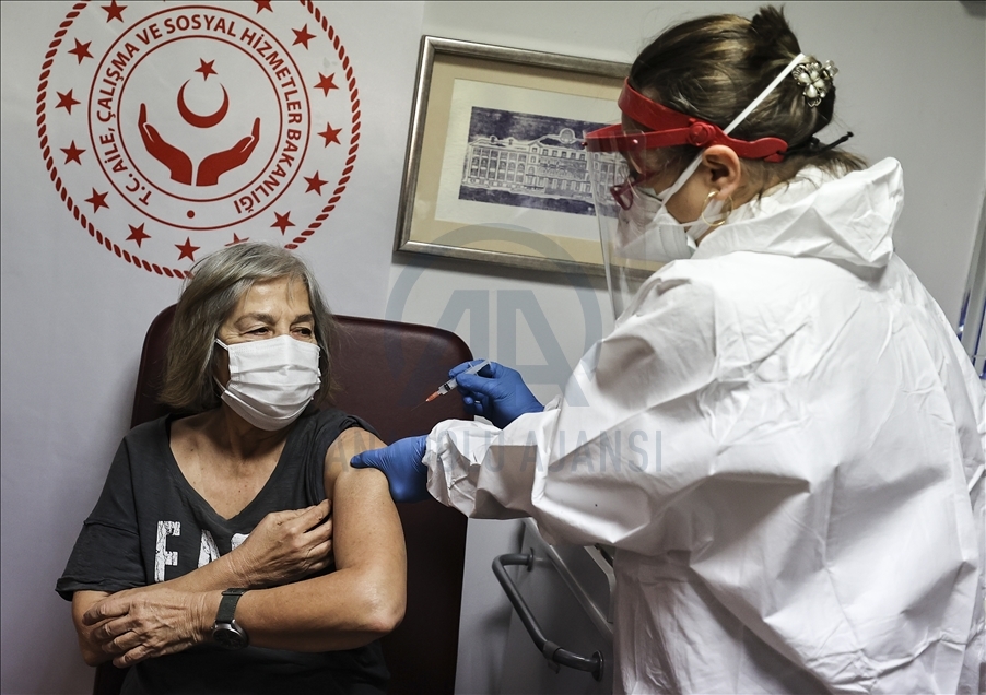 آغاز روند واکسیناسیون کرونا در مراکز نگهداری سالمندان در ترکیه