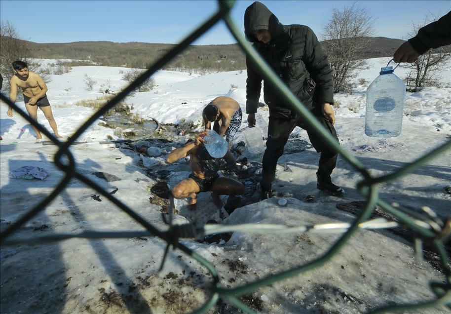 Bosna Hersek'te kalan göçmenler, dondurucu soğukta dereye girerek yıkanıyor