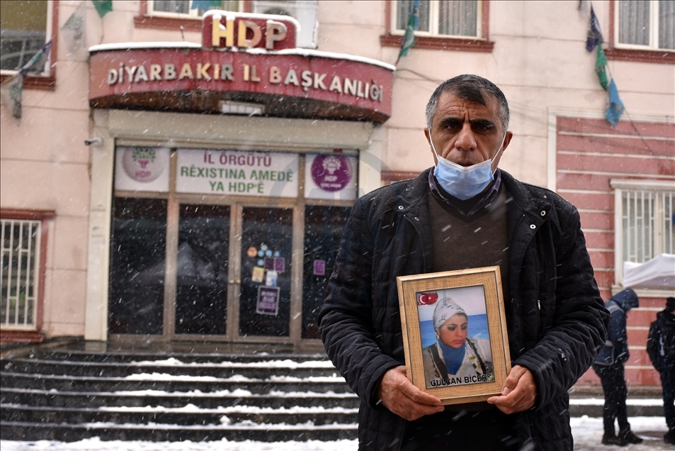 Nobeta ewladan a dayikên Diyarbekirê di bin berfa dibare da dewam dike
