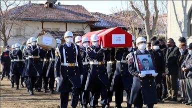 Erzurum'daki trafik kazasında hayatını kaybeden uzman çavuş ve ailesi toprağa verildi