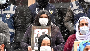Evlat nöbeti yoğun kar yağışı altında devam ediyor