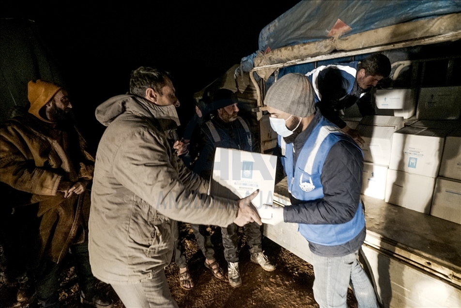 منظمة إغاثية تقدم مساعدات لمتضرري السيول بمخيمات سوريا