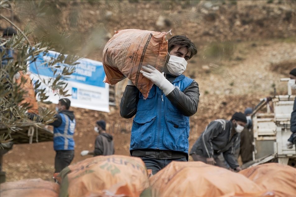 منظمة إغاثية تقدم مساعدات لمتضرري السيول بمخيمات سوريا