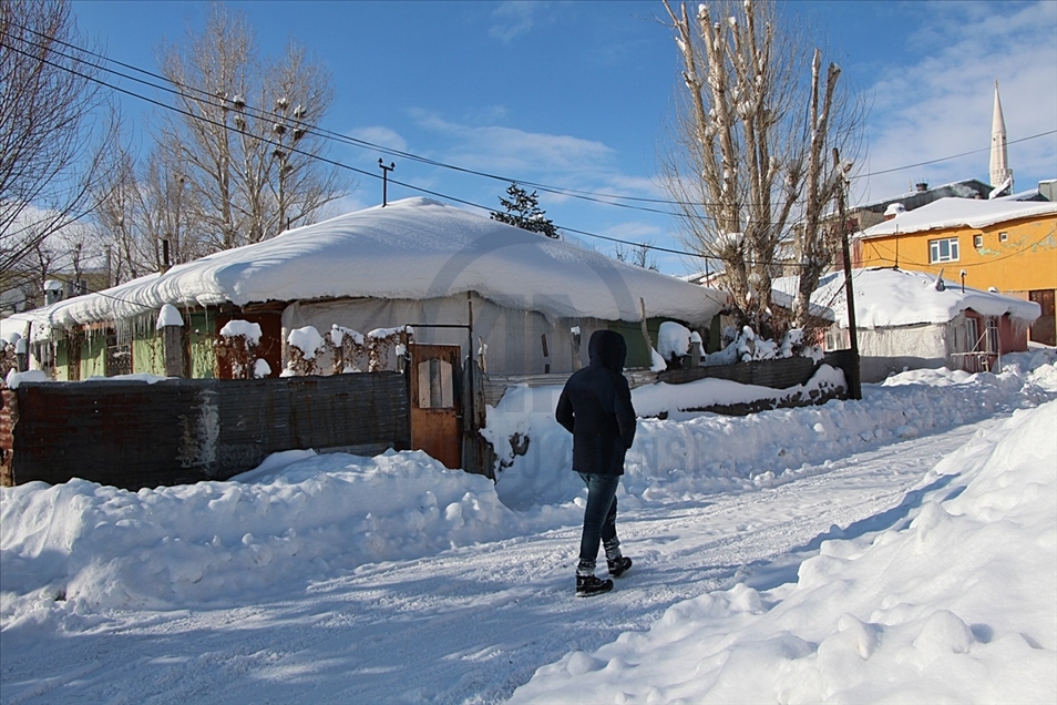 Karlıova'da dondurucu soğuklar yaşamı olumsuz etkiledi