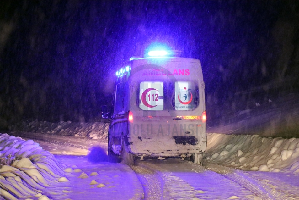 Li Agiriyê jineke ducanî bi ambulansa bipalet gihandin nexweşxaneyê