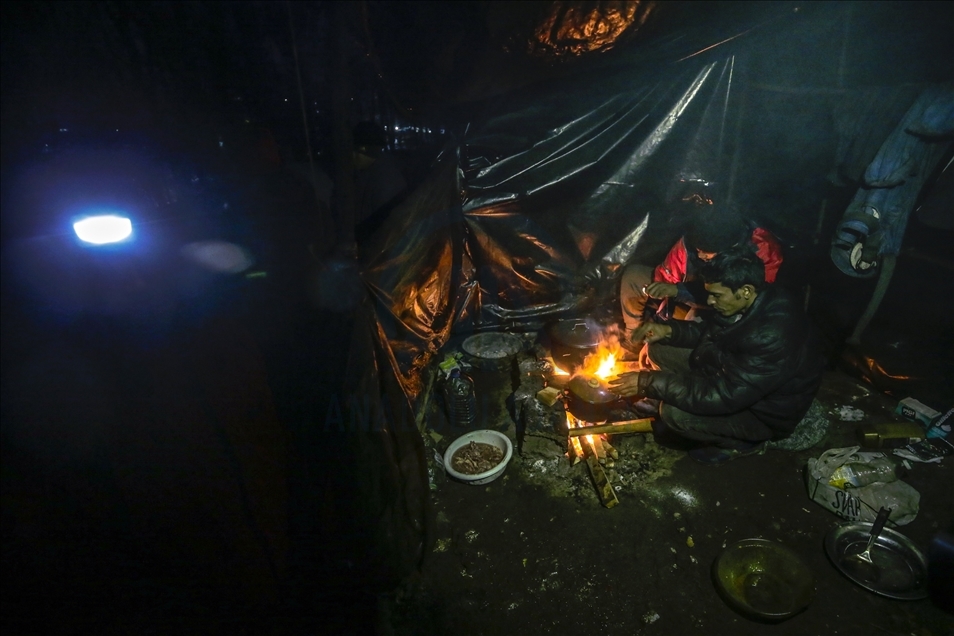 Život u improvizovanim kampovima kod Velike Kladuše: Zimom "okovani" migranti čekaju nastavak puta