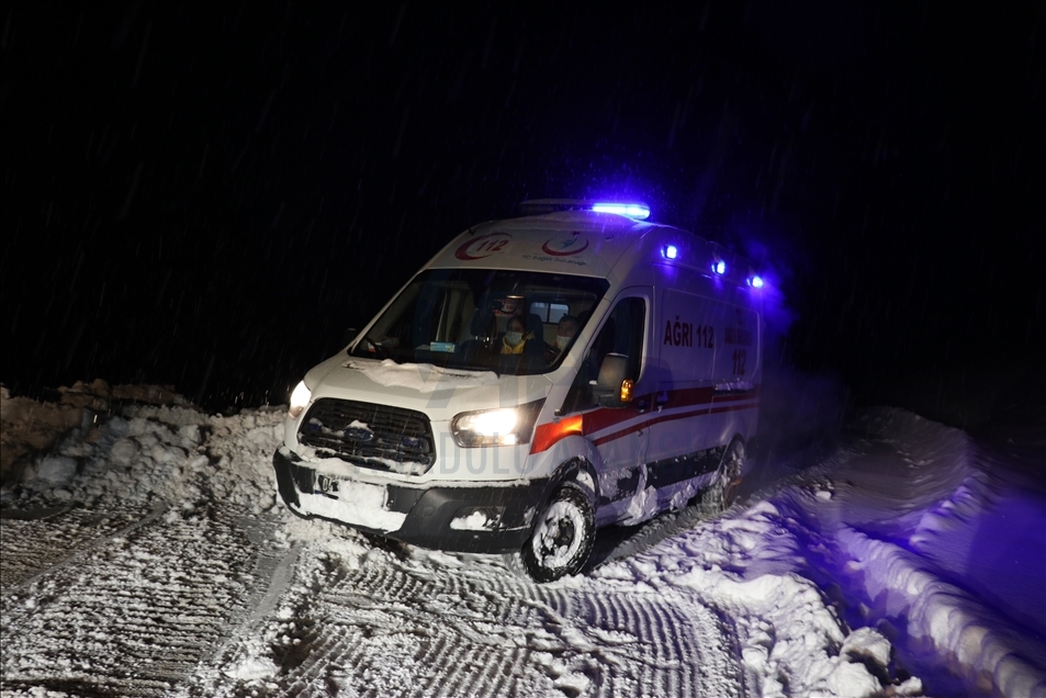 Li Agiriyê jineke ducanî bi ambulansa bipalet gihandin nexweşxaneyê
