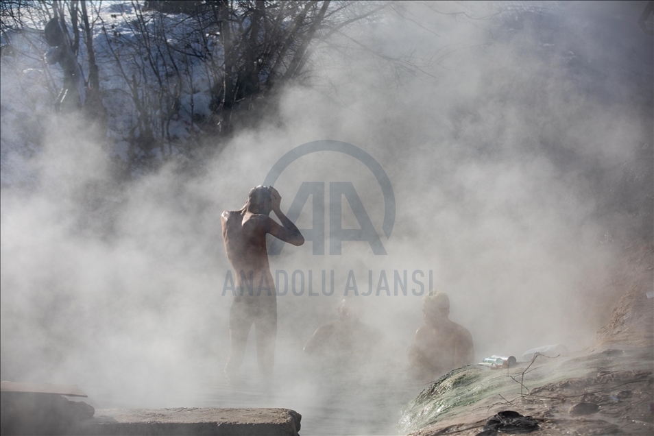 BiH: Uprkos minusima migranti se kupali na termalnim izvorima na Ilidži 
