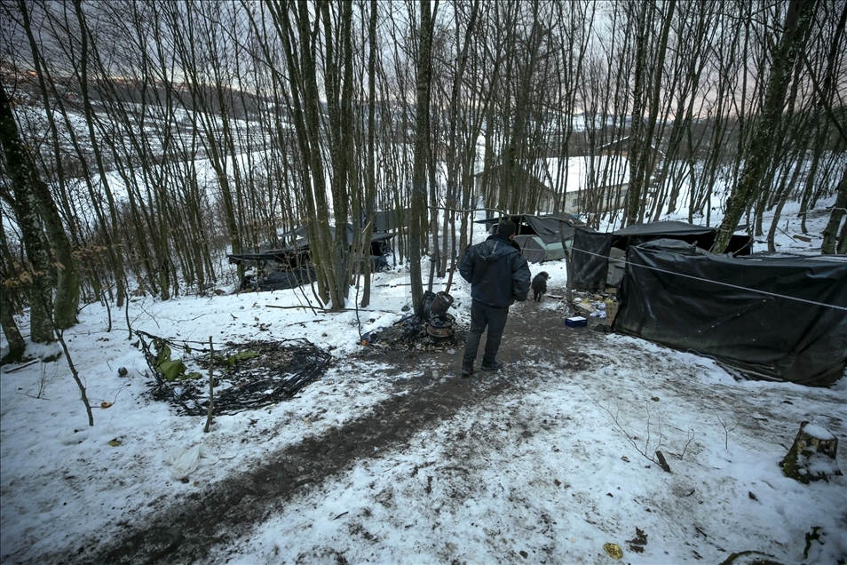 Život u improvizovanim kampovima kod Velike Kladuše: Zimom "okovani" migranti čekaju nastavak puta