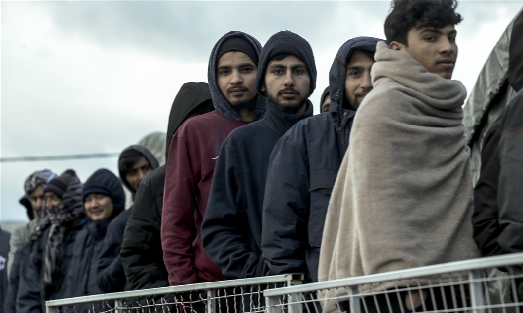 Situacija na "Lipi": Stotine promrzlih migranata u redu za obrok