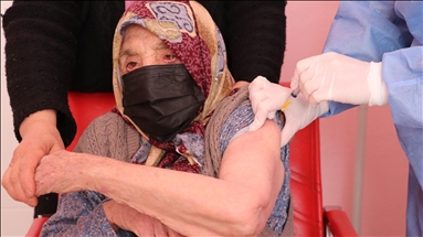 Huzurevlerinde 90 yaş üzeri vatandaşlara Kovid-19 aşısı yapılmaya başlandı