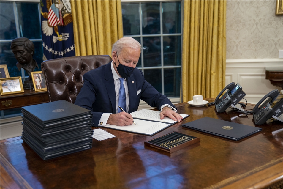 ABD Başkanı Biden'dan görevinin ilk gününde Trump yönetiminin kararlarını tersine çeviren 17 kararname