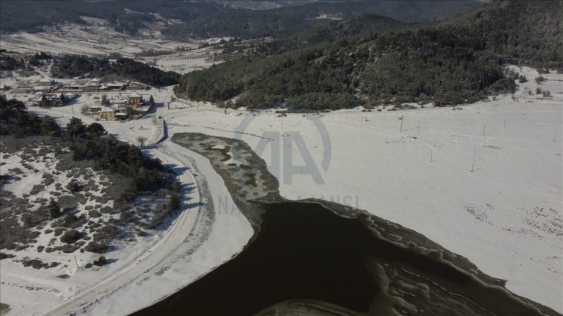 Denizli'de kar ve buzla kaplanan Yayla Gölü'nde kartpostallık görüntüler