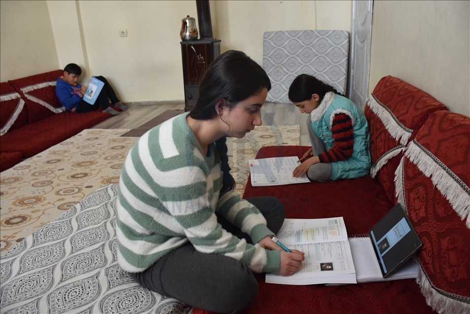 Hakkari'de öğrenciler MEB tarafından gönderilen tabletlerle uzaktan eğitime erişim sağlıyor