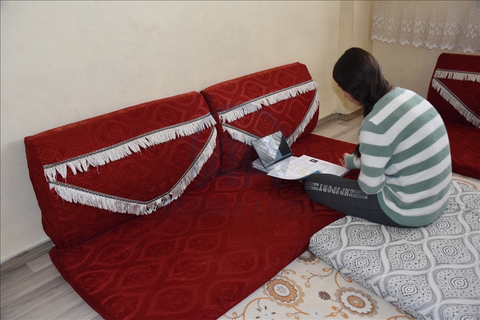 Hakkari'de öğrenciler MEB tarafından gönderilen tabletlerle uzaktan eğitime erişim sağlıyor