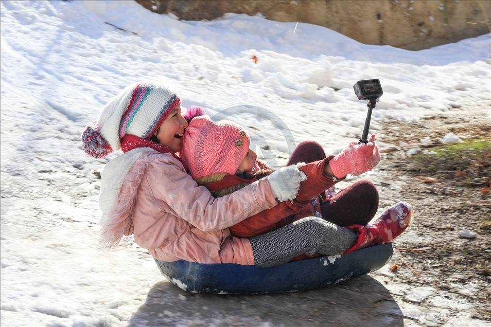 Malatya'da çocuklar karın keyfini kızak kayarak çıkardı