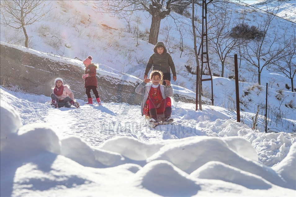 Malatya'da çocuklar karın keyfini kızak kayarak çıkardı