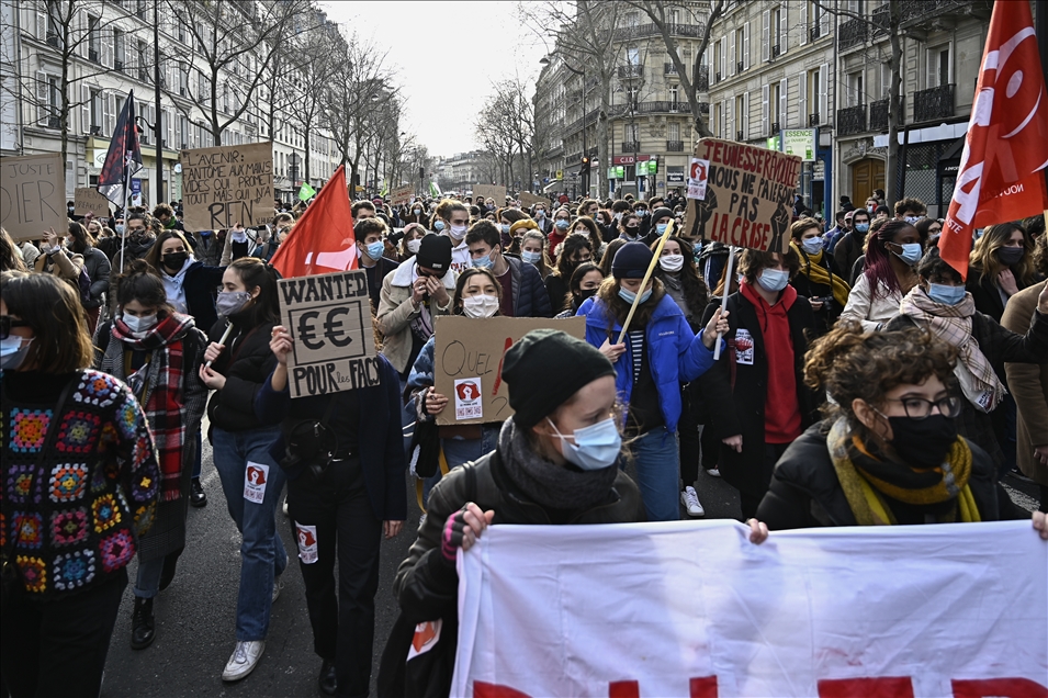 Fransa'da üniversite öğrencileri hükümeti protesto etti