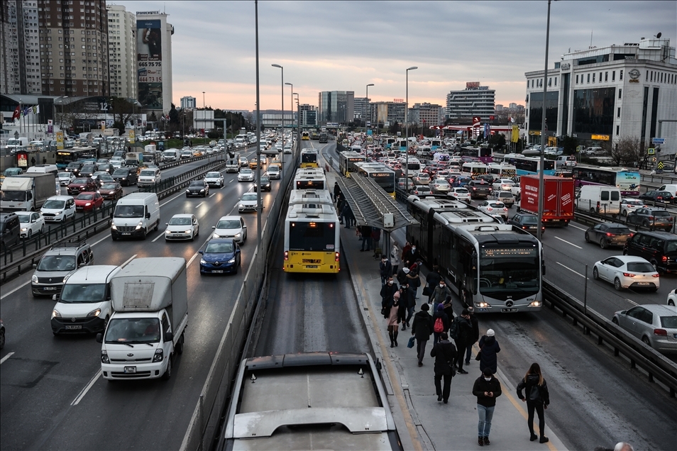 İstanbul'da sokağa çıkma kısıtlaması öncesinde trafik yoğunluğu arttı