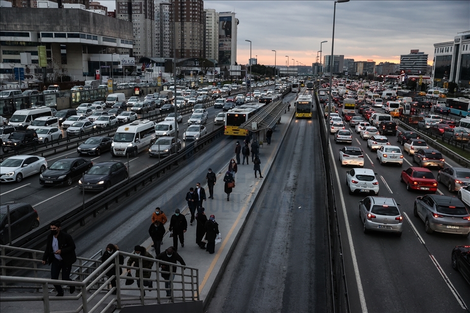 İstanbul'da sokağa çıkma kısıtlaması öncesinde trafik yoğunluğu arttı