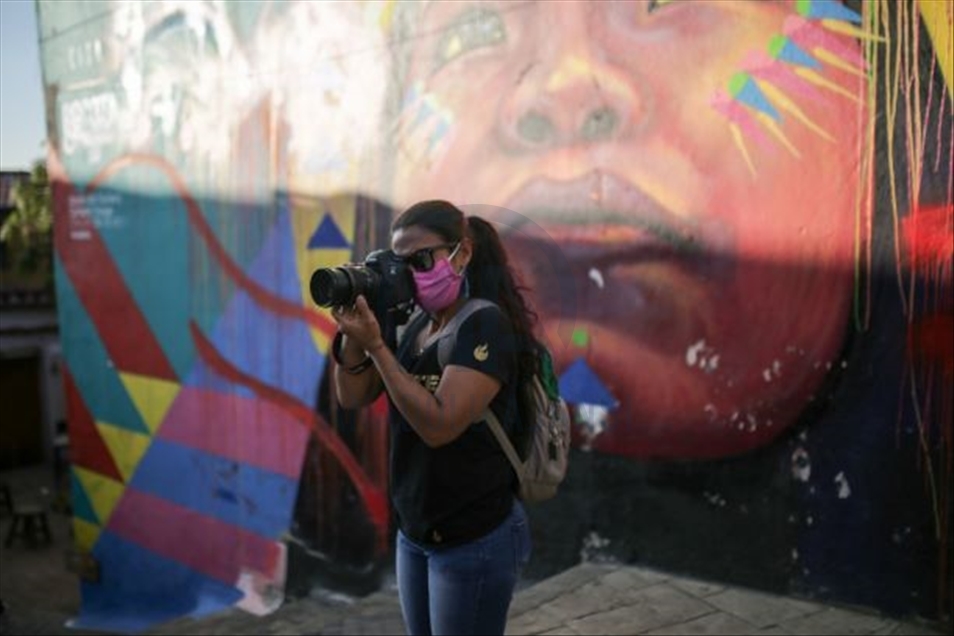 Alexa Rochi, la exguerrillera de las Farc que ahora toma fotos en el Congreso y en las calles de Colombia