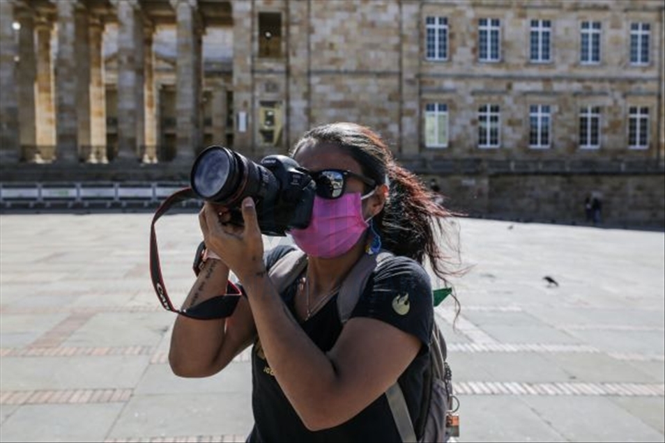 Alexa Rochi, la exguerrillera de las Farc que ahora toma fotos en el Congreso y en las calles de Colombia