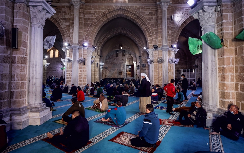 Musulmanes aprovechan la flexibilización de medidas contra la COVID-19 en Gaza para dedicarse a la oración del viernes