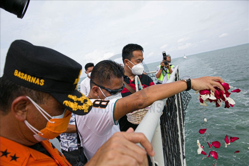 Indonésie: Des fleurs jetées à la mer en hommage aux victimes du crash de l’avion de Sriwijaya Air