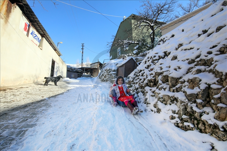 В турецкой Малатье дети катаются на санках, радуясь снегопаду.