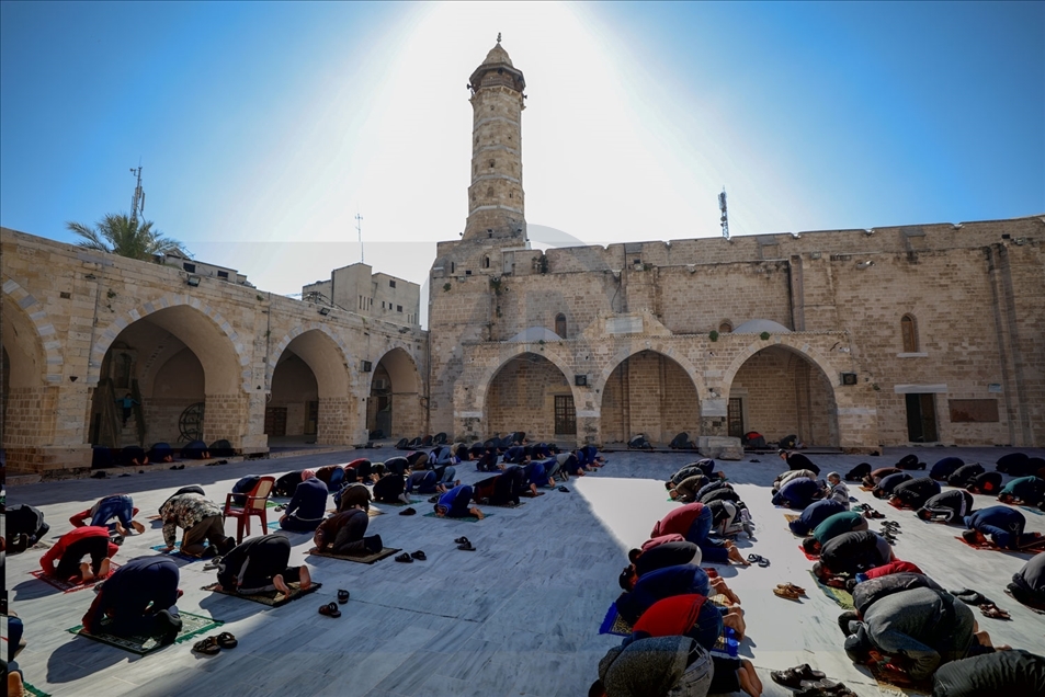 Musulmanes aprovechan la flexibilización de medidas contra la COVID-19 en Gaza para dedicarse a la oración del viernes