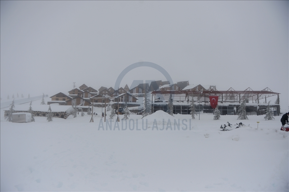 مع تساقط الثلوج بتركيا.. مركز "يدي كويولار" يستعد لموسم التزلج