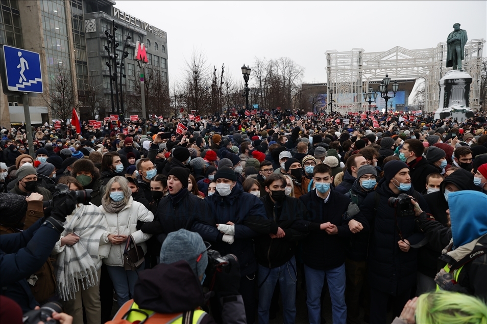 Policía rusa interviene protesta a favor de líder opositor Navalny en Moscú