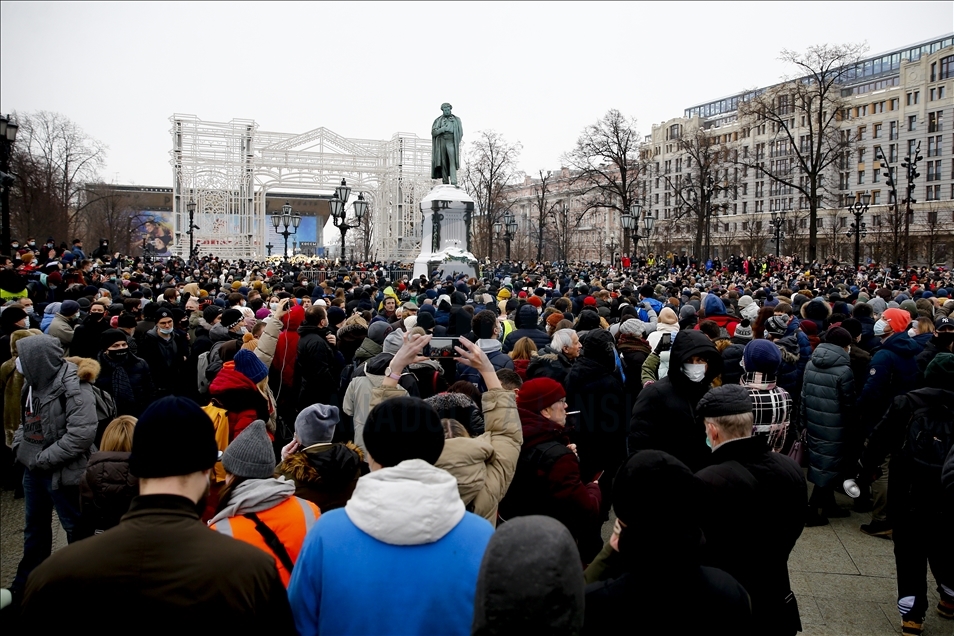 Rusya'da binlerce kişi, Navalnıy'ın tutuklanmasını protesto etmek için sokağa çıktı