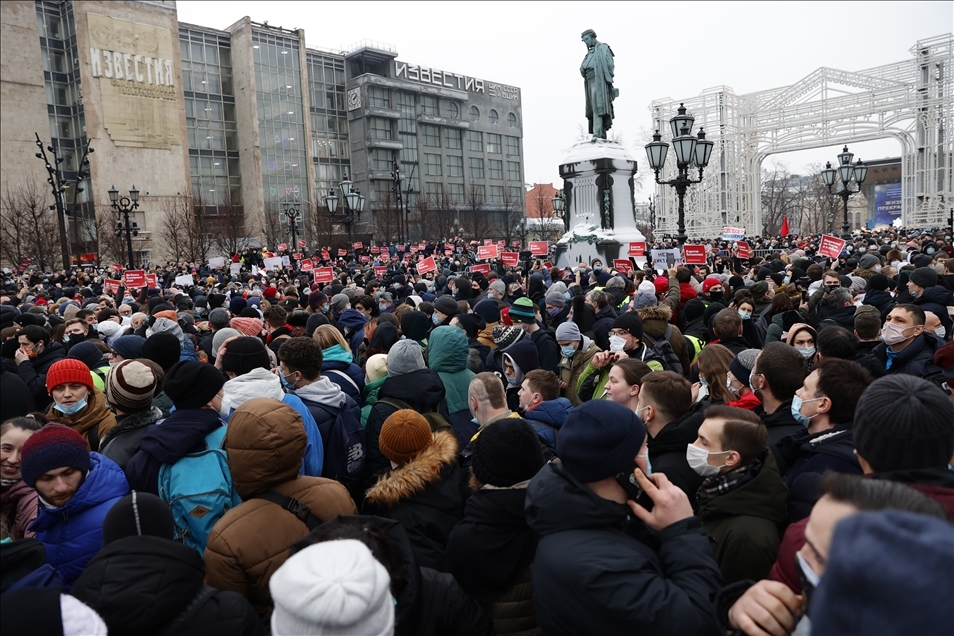 Policía rusa interviene protesta a favor de líder opositor Navalny en Moscú