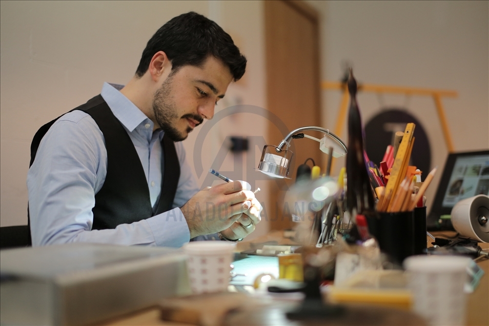 Turquie : Un artiste taille les pointes de crayon et en fait des œuvres d’art